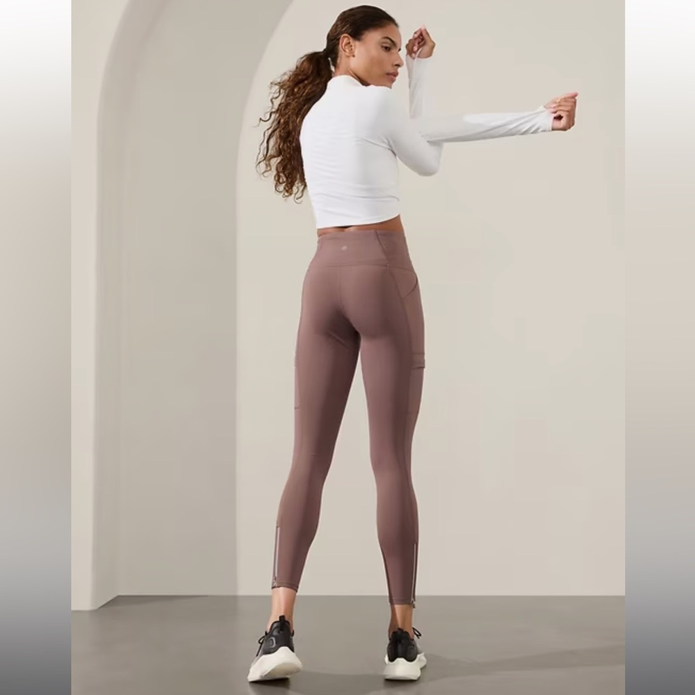 NWT Athleta Rainier Cargo Tight Fleece Lined Leggings in Smoky Rose Pink Sz M - Picture 3 of 10